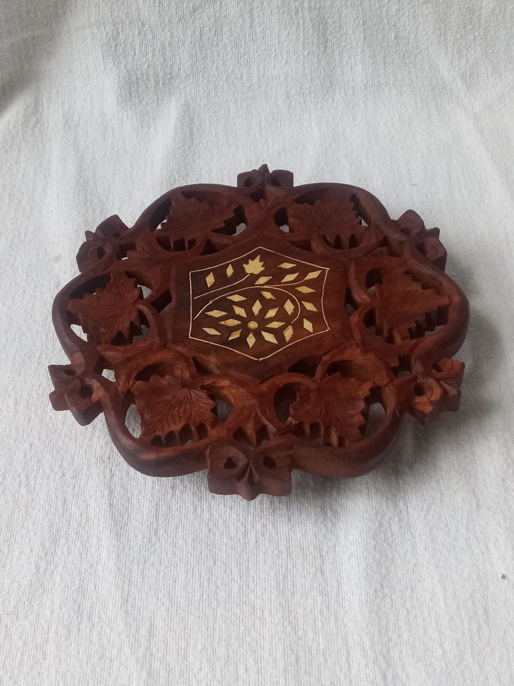 TRIVET TEAK WOOD HAND CARVED Leaves Cutouts Inlay 3-Footed 6-Sided Vintage India